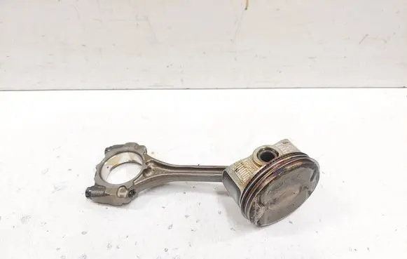 Toyota Yaris Piston with connecting rod 21120