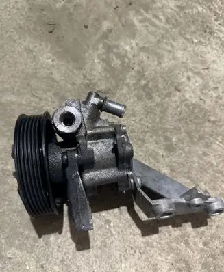 BMW 5 E60 E61 Power steering pump 7537862