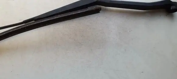 Toyota RAV 4 (XA20) Front wiper blade arm