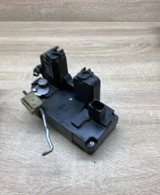 Opel Vectra C Rear door lock 13157758
