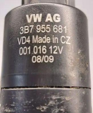 Volkswagen PASSAT B6 Headlight washer pump 3B7955681