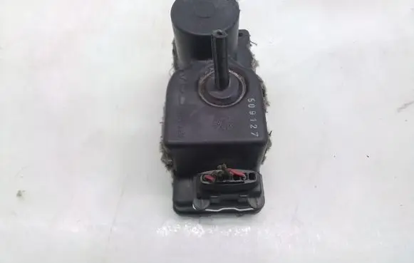 Audi 80 90 S2 B4 Central locking vacuum pump 