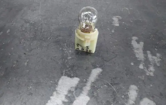 BMW 5 E39 Tail light bulb cover holder 133296