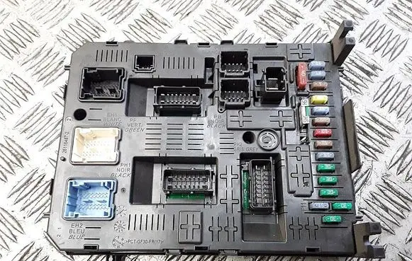 Peugeot 308 Fuse module 9664059080