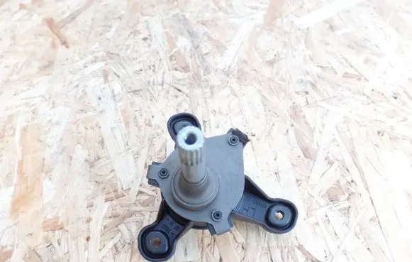 Rear door manual window regulator