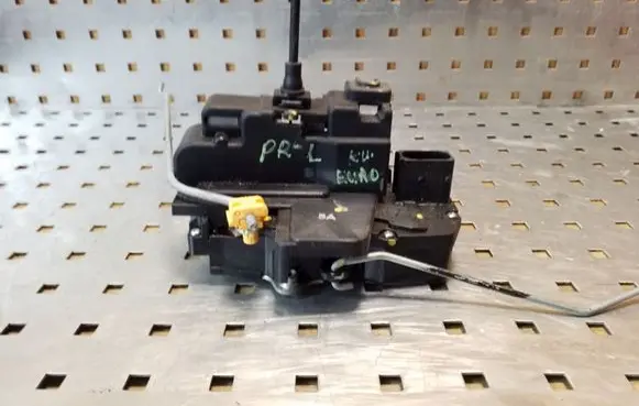 Opel Antara Front door lock