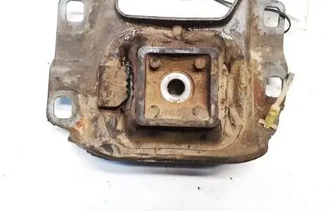 Engine mount bracket