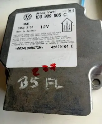 Volkswagen PASSAT B3 Airbag control unit/module 1c0909605c