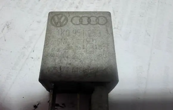 Volkswagen PASSAT B6 Other relay 1K0951253
