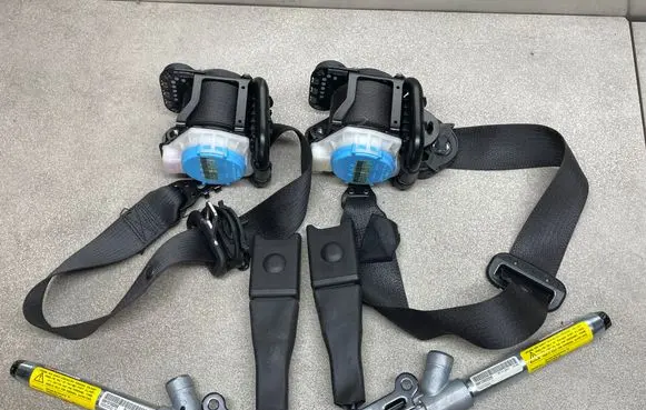 Opel Insignia A Set of seat belts 3063559