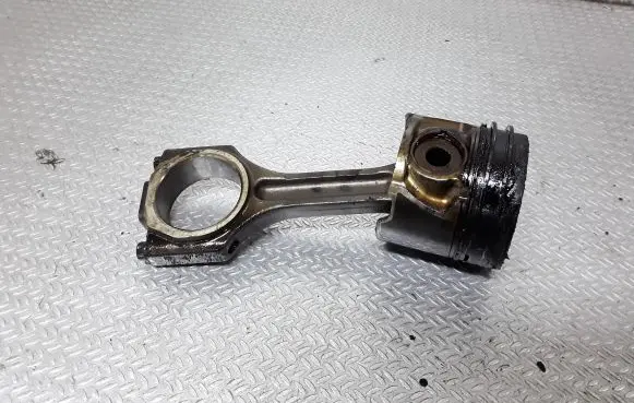 KIA Carens II Piston with connecting rod