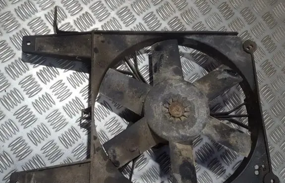 Nissan Sunny Radiator cooling fan shroud
