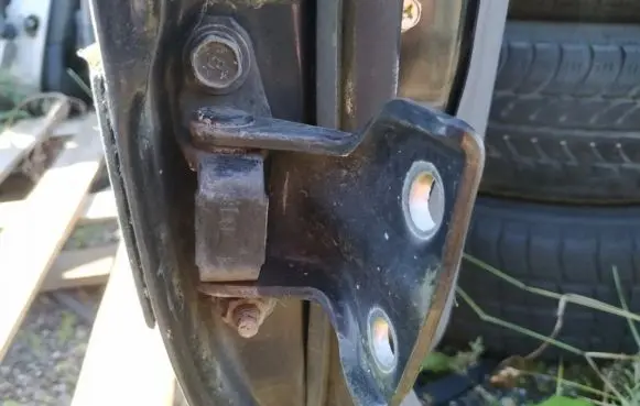 Mitsubishi Pajero Rear door lower hinge