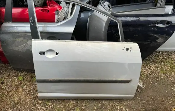 Nissan Tiida C12 Front door drztid1
