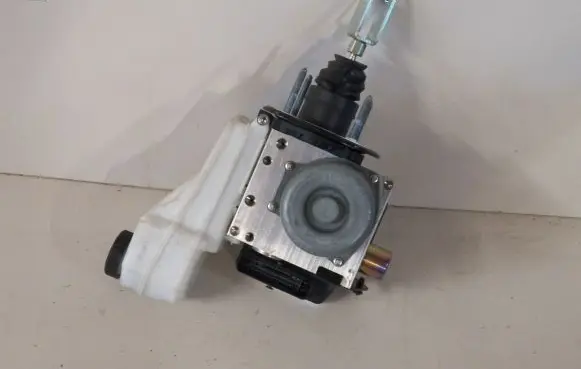 Land Rover Defender ABS Pump R8B22D522AD