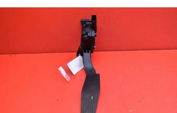 Opel Astra J Accelerator throttle pedal 13252702
