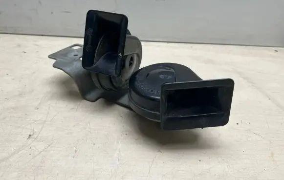 BMW 5 E60 E61 Horn signal 0092018 6935988 6935709