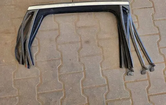 Opel Astra J Front door coupe window/glass frame 