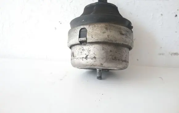 Volkswagen PASSAT B5.5 Engine mount bracket 8D019982AE