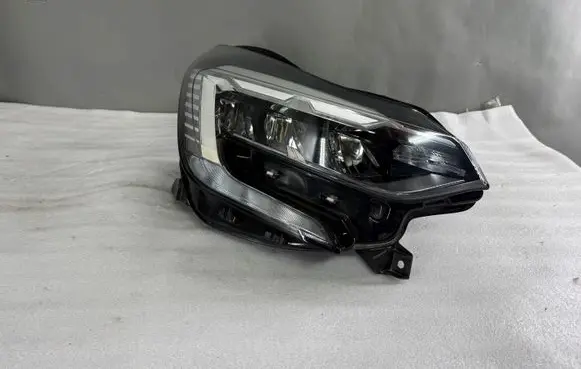 Renault Captur II Headlight/headlamp 260104095R