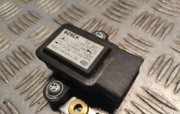 Mercedes-Benz E W210 Yaw turn rate sensor 0015404517