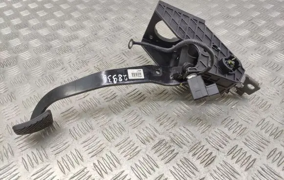 Hyundai i30 Brake pedal 328001H100