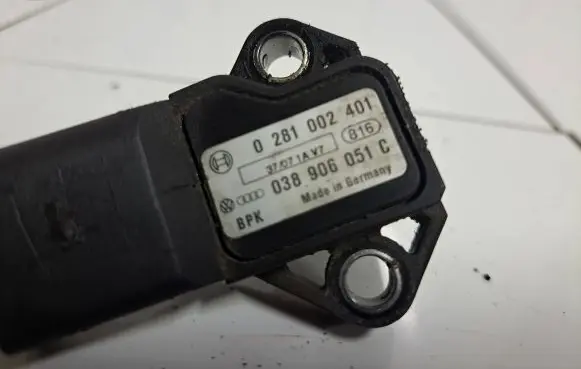 Volkswagen Jetta V Air pressure sensor 038906051C