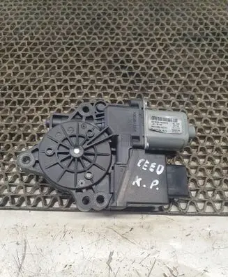 KIA Ceed Front door window regulator motor 82450A2010 001100516231