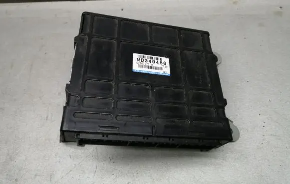 Mitsubishi Galant Engine control unit/module E2T67673 MD340456
