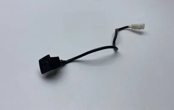 Mercedes-Benz E W212 USB socket connector A1728200515
