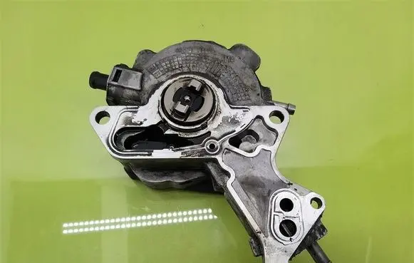 Volkswagen PASSAT B5.5 Electric auxiliary coolant/water pump 038145209N
