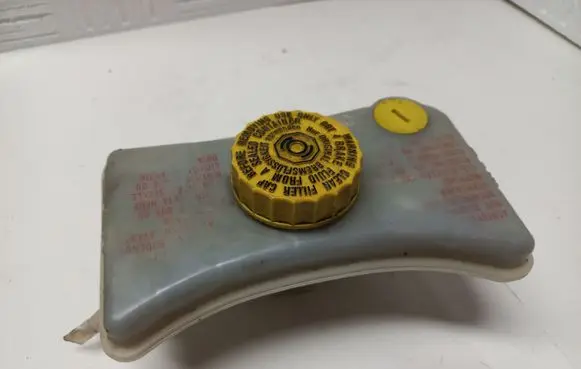Brake fluid reservoir