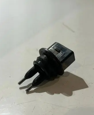 Volkswagen PASSAT B6 Windshield washer fluid level sensor 7M0919376 95VW17K656AA