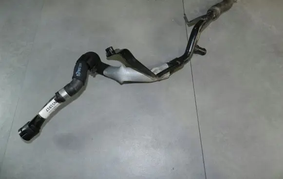Volkswagen Touareg II Engine coolant pipe/hose 7P6121070AG
