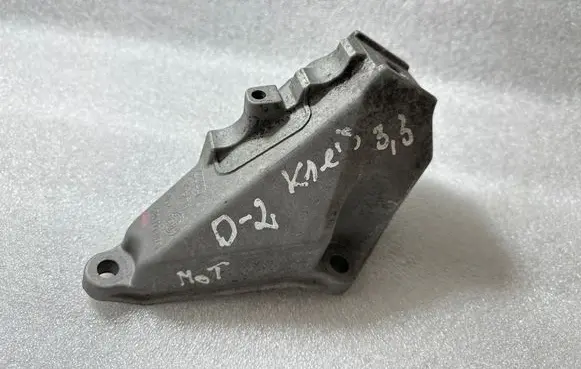Audi A8 S8 D2 4D Engine mounting bracket 4D0199307S