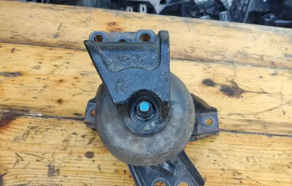 Engine mount bracket