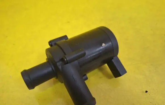 Volkswagen Touareg I Water pump 7L0965581
