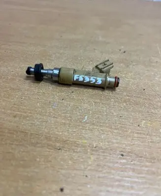Toyota Avensis T270 Fuel injector 232500T030 F5353