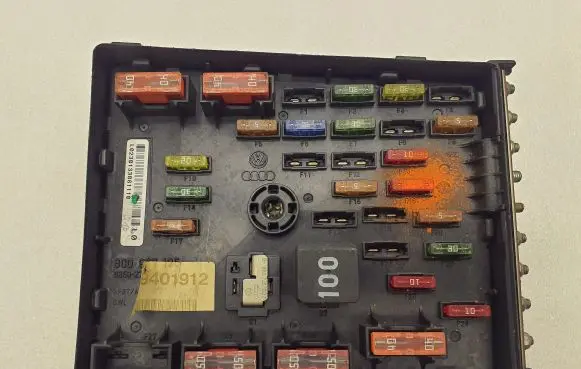 Volkswagen PASSAT B7 Fuse box set 3C0937125 63592777