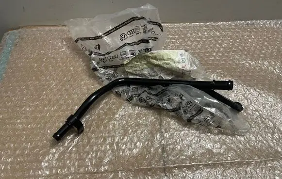 Audi Q5 SQ5 Engine coolant pipe/hose 06H121085H C0071797
