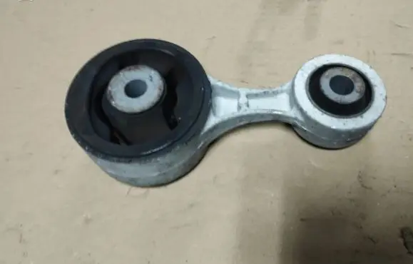 Honda Civic Engine mount bracket
