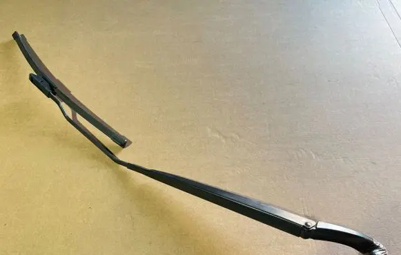 Front wiper blade arm