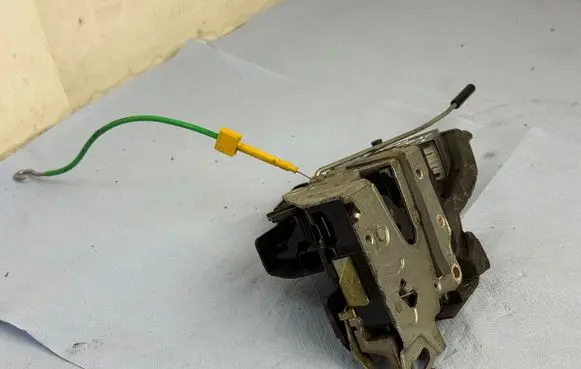 BMW 5 E39 Front door lock