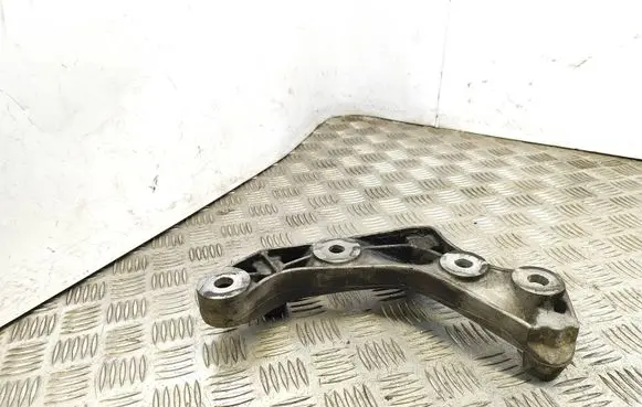 Mercedes-Benz C W204 Engine mounting bracket A2720140295