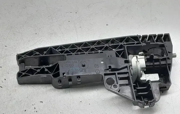 Rear door exterior handle/bracket