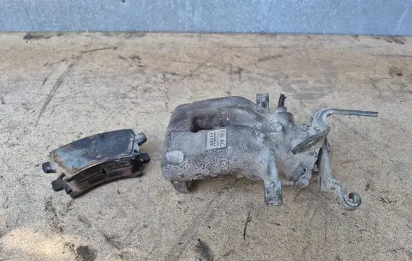 Volkswagen Touran I Rear brake caliper