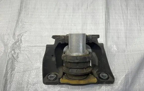 Volvo XC60 Engine mount bracket 32137496