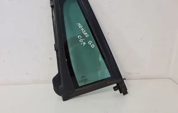 Ford Mondeo Mk III Rear vent window glass E143R001108