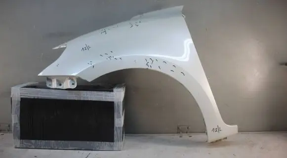 Suzuki Swift III Fender mounting bracket