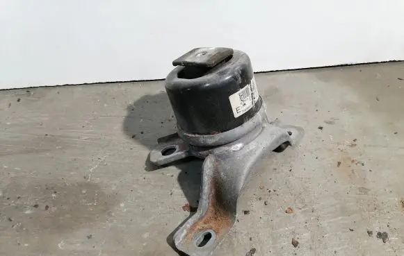 Volvo XC60 Engine mount bracket 30793318